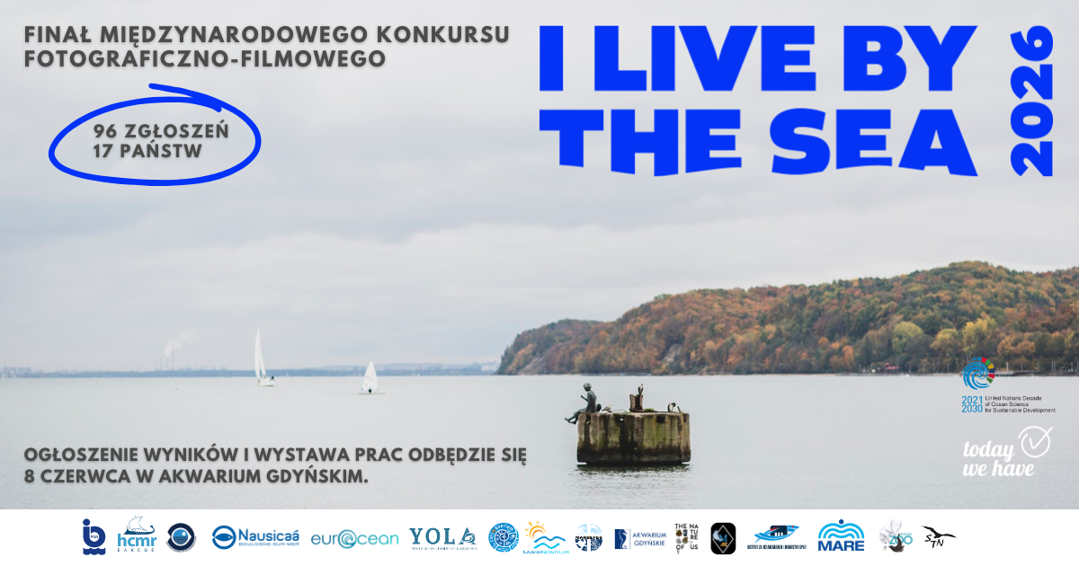 Obrazek z logotypem I live by the sea, przedstawiający Zatokę Gdańską i widok na Klif Orłowski. 