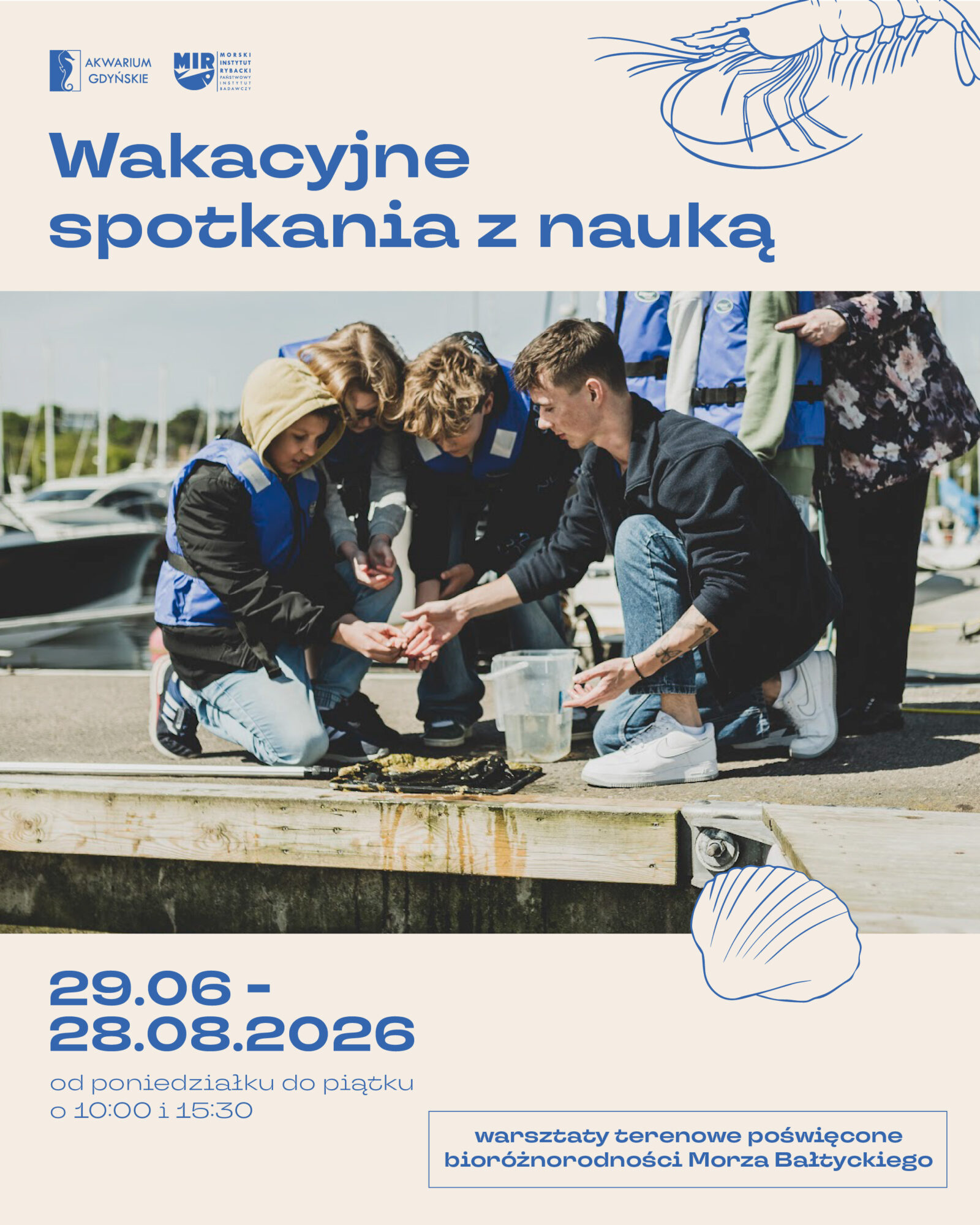 Plakat promujący Wakacyjne Spotkania z Nauką w Akwarium Gdyńskim. Na zdjęciu dzieci i edukator obserwują organizmy morskie podczas zajęć terenowych w marinie. Wydarzenie odbywa się od 29 czerwca do 28 sierpnia 2026 r., od poniedziałku do piątku o 10:00 i 15:30.