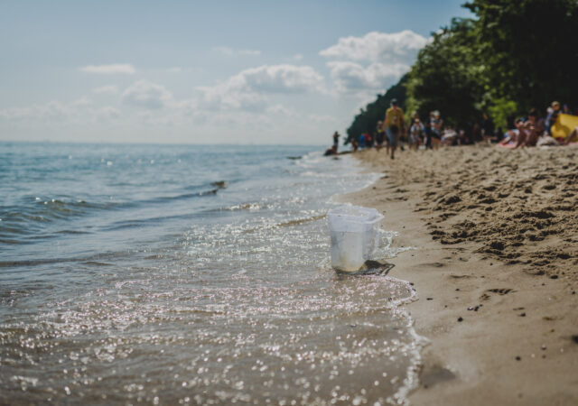 Zdjęcie przedstaiwające plażę i morze w pobliżu Klifu Orłowskiego.